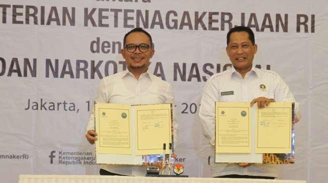 Menteri Ketenagakerjaan Hanif Dhakiri bersama Kepala BNN Budi Waseso melakukan MoU di kantor Kemennaker, Jakarta, Selasa (12/12).