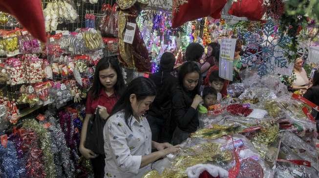 Penjualan pernak pernik Natal di kawasan Glodok, Jakarta, Selasa (12/12).