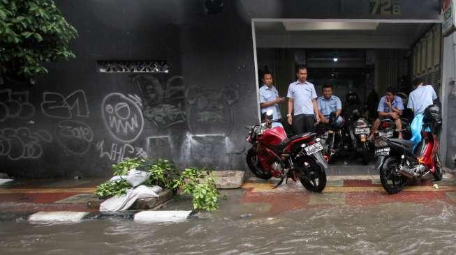 Sejumlah kendaraan menerobos banjir di kawasan Jalan Jaksa, Jakarta, Selasa (12/12).