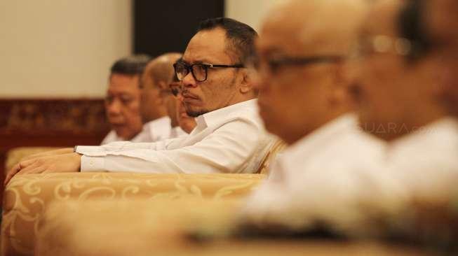 Menteri Ketenagakerjaan Hanif Dhakiri bersama Kepala BNN Budi Waseso melakukan MoU di kantor Kemennaker, Jakarta, Selasa (12/12).