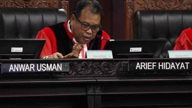 Sidang pembacaan putusan sepuluh perkara PUU yang dipimpin Ketua Majelis Hakim Mahkamah Konstitusi (MK) Arief Hidayat, di ruang sidang gedung MK, Jakarta, Selasa (12/12).