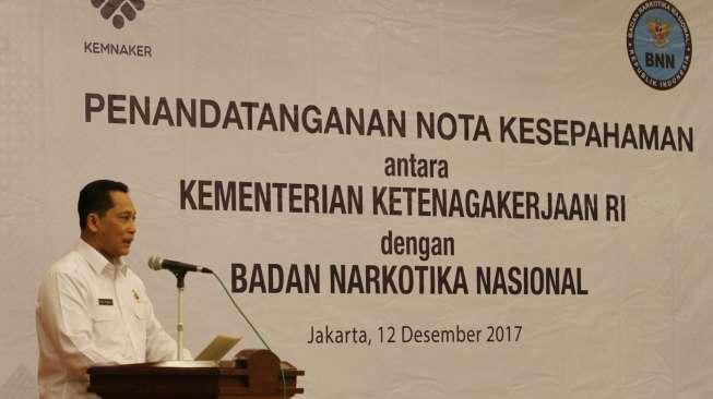 Menteri Ketenagakerjaan Hanif Dhakiri bersama Kepala BNN Budi Waseso melakukan MoU di kantor Kemennaker, Jakarta, Selasa (12/12).