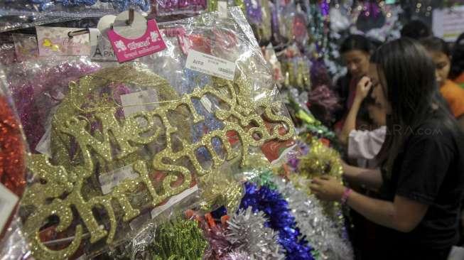 Penjualan pernak pernik Natal di kawasan Glodok, Jakarta, Selasa (12/12).