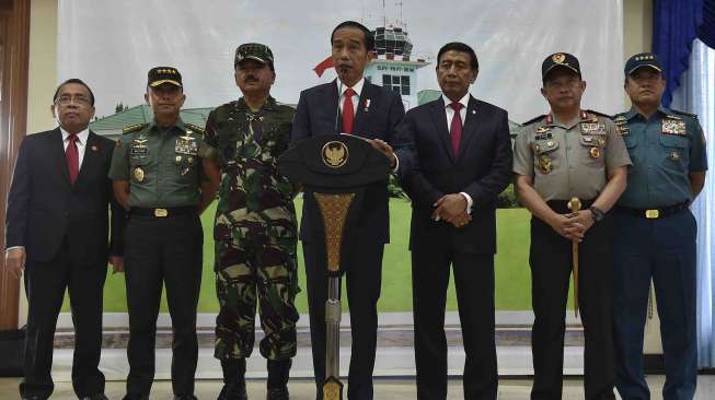 Presiden Joko Widodo didampingi Ibu Negara Iriana Joko Widodo bertolak ke Turki menggunakan Pesawat Kepresidenan Indonesia-1 di Pangkalan TNI AU Halim Perdanakusuma, Jakarta, Selasa (12/12)