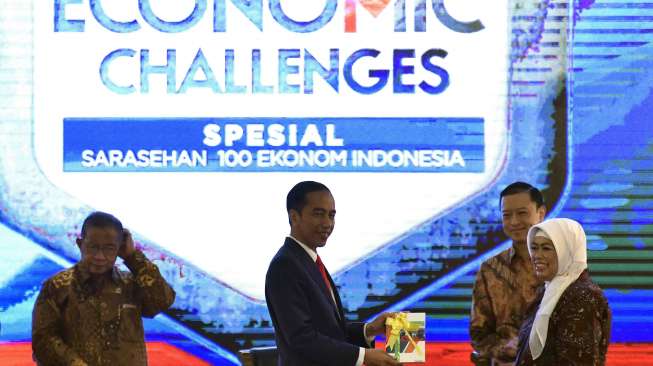 Presiden Joko Widodo menghadiri Sarasehan Kedua 100 Ekonom Indonesia, di Jakarta, Selasa (12/12).