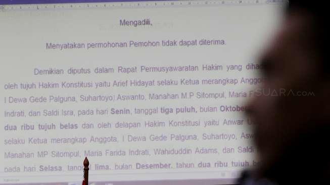 Sidang pembacaan putusan sepuluh perkara PUU yang dipimpin Ketua Majelis Hakim Mahkamah Konstitusi (MK) Arief Hidayat, di ruang sidang gedung MK, Jakarta, Selasa (12/12).