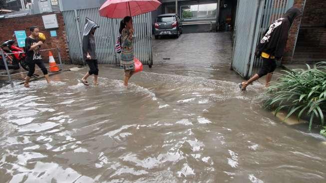 Hujan lebat yang mengguyur wilayah Jakarta dan sekitarnya.