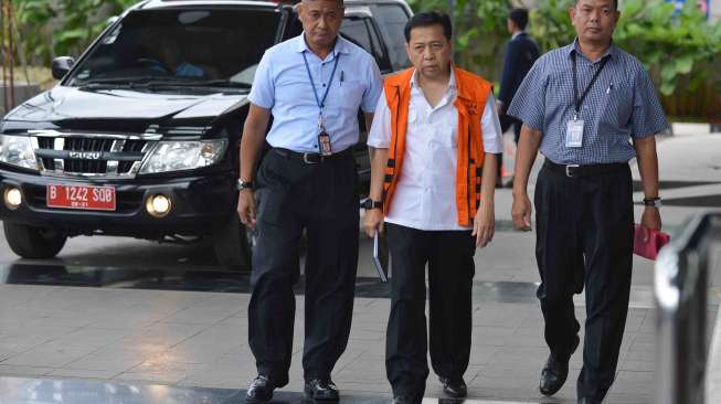 Tersangka kasus korupsi KTP elektronik Setya Novanto menjalani pemeriksaan di Gedung KPK, Jakarta, Selasa (12/12).