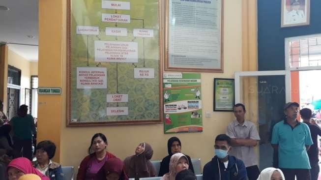 Potret Lawas Suasana Puskesmas Tahun 1971, Penampilan Dokter Jadi Sorotan