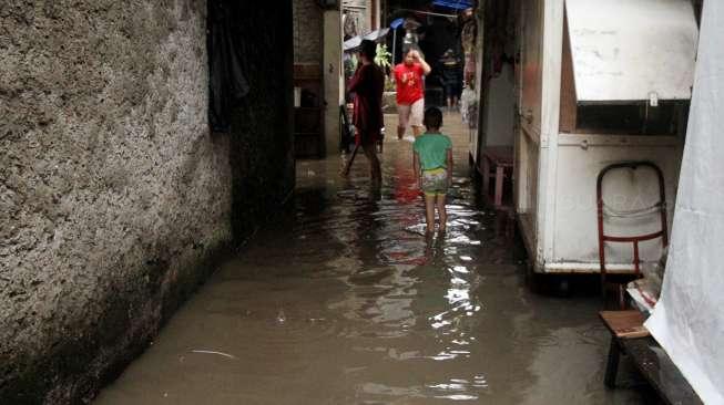 Sejumlah kendaraan menerobos banjir di kawasan Jalan Jaksa, Jakarta, Selasa (12/12).