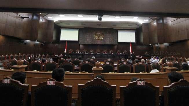 Sidang pembacaan putusan sepuluh perkara PUU yang dipimpin Ketua Majelis Hakim Mahkamah Konstitusi (MK) Arief Hidayat, di ruang sidang gedung MK, Jakarta, Selasa (12/12).
