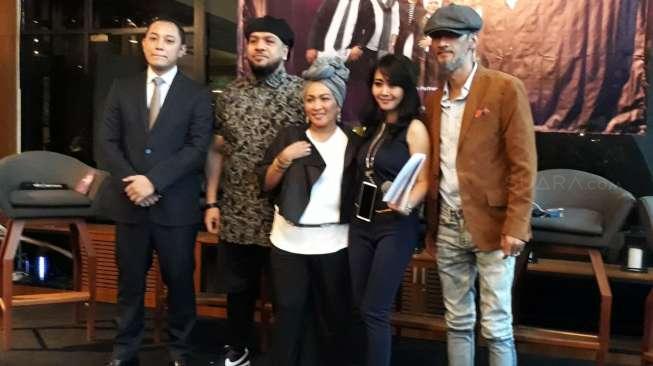 The Groove menggelar jumpa pers konser di pergantian malam tahun baru di Hotel Century, Senayan, Jakarta Pusat, Selasa (12/12/2017). [suara.com/Ismail]