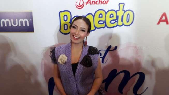 Suasana Haru Saat Ayu Dewi Hadiahi Sang Ayah Motor Impian, Anak Berbakti