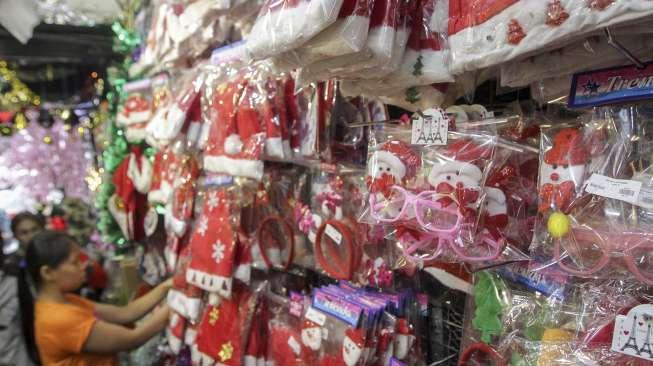 Penjualan pernak pernik Natal di kawasan Glodok, Jakarta, Selasa (12/12).