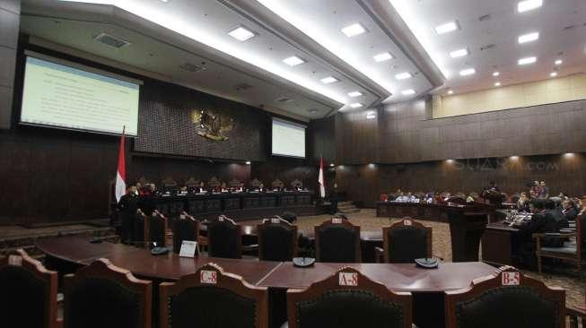 Sidang pembacaan putusan sepuluh perkara PUU yang dipimpin Ketua Majelis Hakim Mahkamah Konstitusi (MK) Arief Hidayat, di ruang sidang gedung MK, Jakarta, Selasa (12/12).