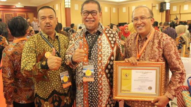 Gubernur Jawa Barat Raih Paramakarya 2017