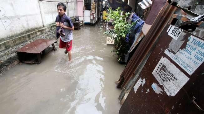 Sejumlah kendaraan menerobos banjir di kawasan Jalan Jaksa, Jakarta, Selasa (12/12).