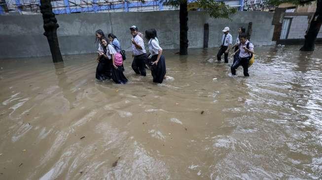 Komplek perumahan warga yang tergenang banjir setinggi 50 meter di kawasan Menteng, Jakarta, Selasa (12/12).