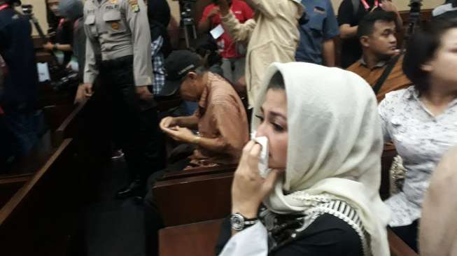 Istri Setya Novanto, Deisti Astriani Tagor menghadiri sidang di Pengadilan Tindak Pidana Korupsi, Jakarta, Rabu (13/12/2017). [Suara.com/Ummi Hadyah Saleh]