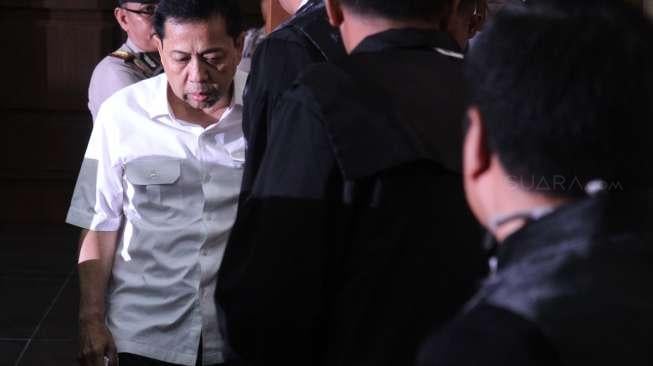 Terdakwa kasus dugaan korupsi e-KTP Setya Novanto menjalani sidang perdana di gedung Pengadilan Tipikor Jakarta, Rabu (13/12).