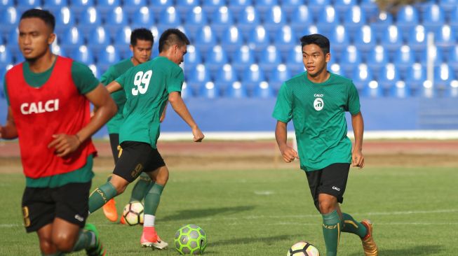 Para pemain mengikuti latihan perdana bersama Sriwijaya FC di Stadion Madya Bumi Sriwijaya Palembang, Sumatera Selatan, Senin (4/12). ANTARA FOTO/Nova Wahyudi 