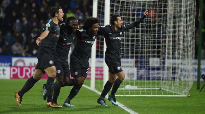 Gelandang Chelsea Pedro (kanan) merayakan golnya ke gawang Huddersfield Town bersama rekan setimnya.Oli SCARFF / AFP