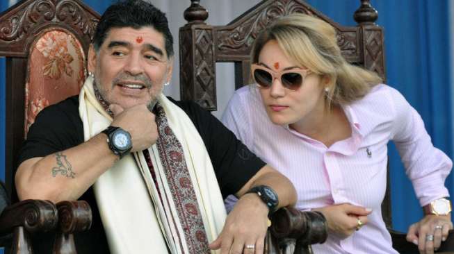 Legenda Argentina Diego Maradona bersama pacarnya Rocio Oliva saat mengunjungi Kolkata, India. (AFP)