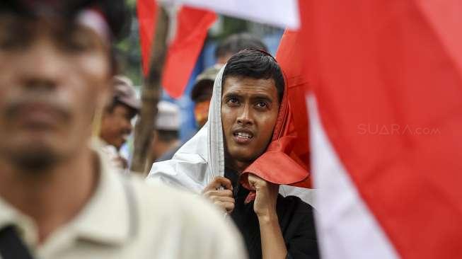 Ratusan masyarakat kaum miskin kota menggelar aksi di depan kantor Gubernur DKI Jakarta, Rabu (13/12).