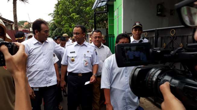 Tinjau Tanggul Jebol di Jatipadang, Anies Geleng-geleng