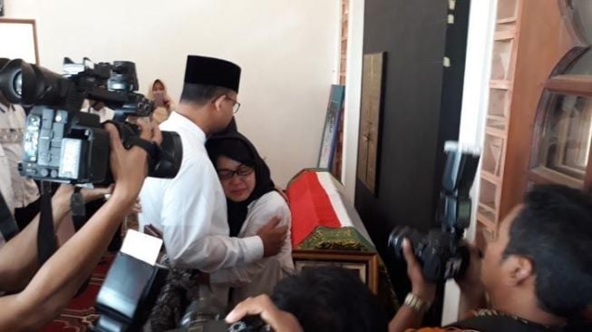 Tangis Putri AM Fatwa di Pelukan Anies Baswedan