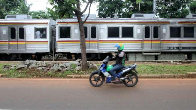 Rangkaian KRL Commuterline melintas di kawasan Manggarai, Jakarta, Kamis (14/12).