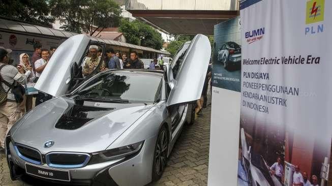 Uji coba pengembangan charging station atau Stasiun Pengisian Listrik Umum (SPLU) untuk mendukung akselerasi kendaraan listrik di Jakarta, Kamis (14/12).