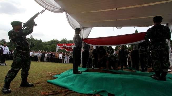 Pemakaman almarhum A.M Fatwa di Taman Makam Pahlawan (TMP) Kalibata, Jakara, Kamis (14/12).