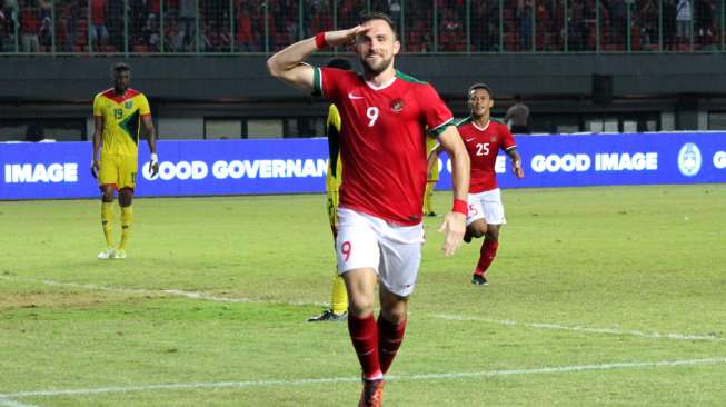 Striker naturalisasi Timnas Indonesia, Ilija Spasojevic, saat merayakan golnya ke gawang Guyana dalam laga persahabatan di Stadion Patriot, Bekasi, Sabtu (25/11/2017). [Antara]