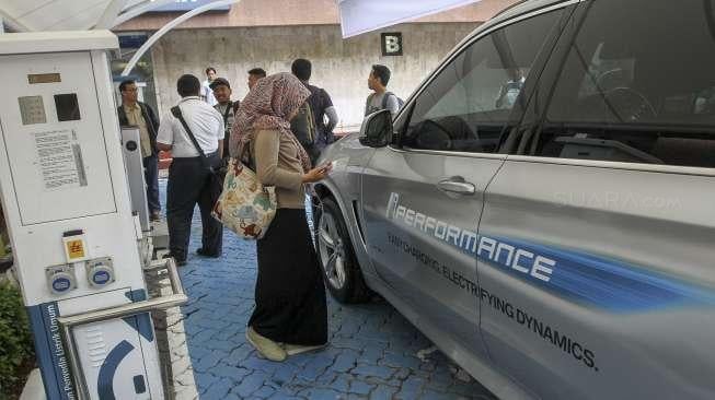 Uji coba pengembangan charging station atau Stasiun Pengisian Listrik Umum (SPLU) untuk mendukung akselerasi kendaraan listrik di Jakarta, Kamis (14/12).