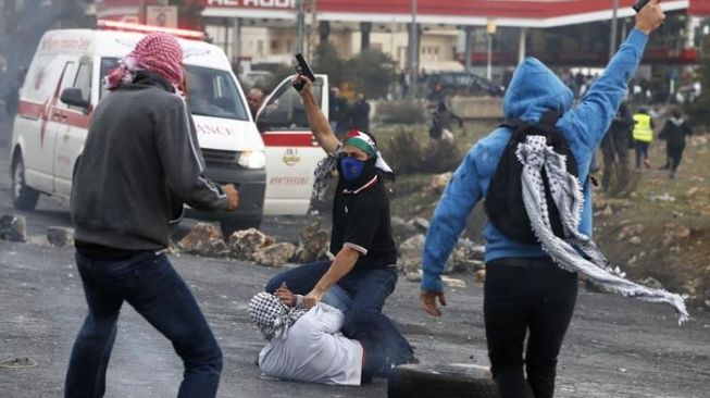 Militer Israel yang menyamar menjadi warga Palestina menangkapi demonstrasn. {Abbas Momani/AFP]