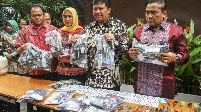 Kantor Wilayah (Kanwil) DKI Jakarta Kementerian Hukum dan Hak Asasi Manusia (Kemenkumham) RI memusnahkan barang sitaan di berbagai Lembaga Pemasyarakatan (Lapas) yang ada di wilayah DKI Jakarta, Kamis (14/12).