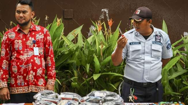 Kantor Wilayah (Kanwil) DKI Jakarta Kementerian Hukum dan Hak Asasi Manusia (Kemenkumham) RI memusnahkan barang sitaan di berbagai Lembaga Pemasyarakatan (Lapas) yang ada di wilayah DKI Jakarta, Kamis (14/12).