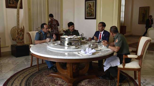 Presiden Joko Widodo santap siang bersama Panglima TNI Marsekal TNI Hadi Tjahjanto di Ruang Keluarga, Gedung Induk Istana Kepresidenan Bogor, Jawa Barat, Kamis (14/12).