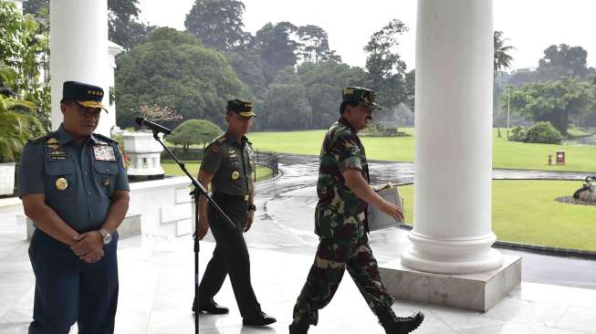 Presiden Joko Widodo santap siang bersama Panglima TNI Marsekal TNI Hadi Tjahjanto di Ruang Keluarga, Gedung Induk Istana Kepresidenan Bogor, Jawa Barat, Kamis (14/12).