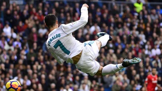 Pemain Real Madrid Cristiano Ronaldo melepaskan tendangan volley [AFP]