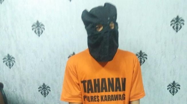 Muhamad Kholili yang membunuh, memutilasi serta membakar sang istri, Siti Saadah alias Sinok alias Nindy, di Kabupaten Karawang, Jawa Barat. [Suara.com/Agung Sandy Lesmana]