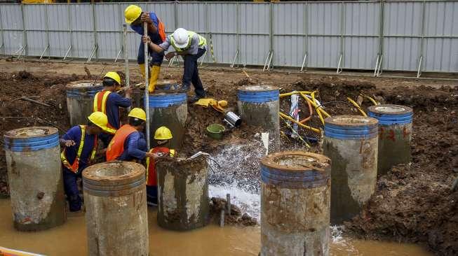 Imbas pembangunan tiang pancang proyek jalan tol Becakayu.  