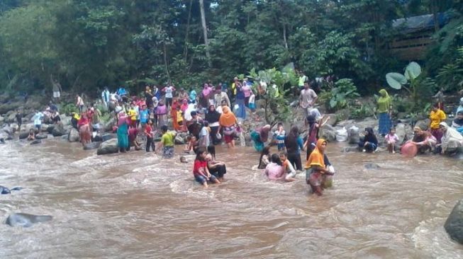 Tolak Proyek PLTP, Warga Baturaden Mandi Bersama di Sungai Keruh