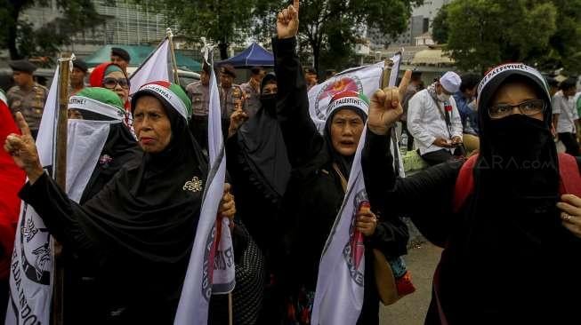 Aksi unjuk rasa di depan gedung Kedutaan Besar Amerika Serikat di Jakarta, Jumat (15/12).