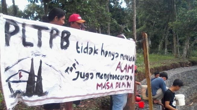 Rakyat yang tergabung dalam Aliansi Selamatkan Slamet, menggelar aksi mandi dan mencuci pakaian di Kali Prukut, Desa Panembangan, Kecamatan Cilongok, yang airnya keruh karena proyek pembangunan PLTP Baturaden, Jumat (15/12/2017). [dok.Aliansi Selamatkan Slamet]