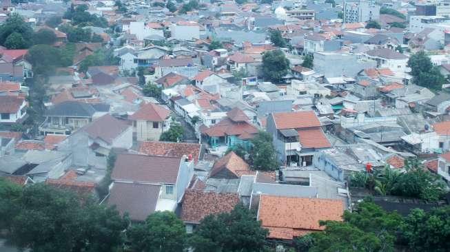 Pemukiman padat di kawasan Jalan Pramuka, Jakarta, Sabtu (16/12).