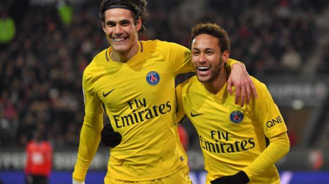 Pemain PSG Neymar dan Edinson Cavani (kiri) rayakan gol ke gawang Rennes [AFP]