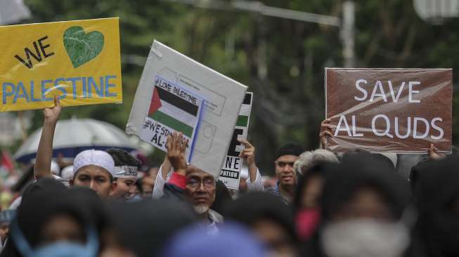 Massa memadati kawasan Monumen Nasional (Monas) dan kedutaan Amerika Serikat saat digelarnya Aksi Bela Palestina di Jakarta, Minggu (17/12/2017) [Suara.com/Kurniawan Mas'ud]