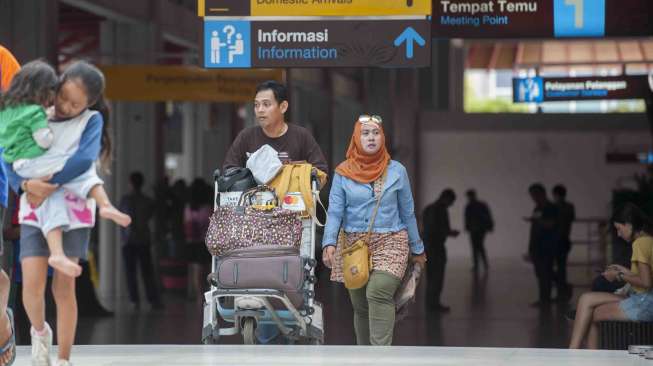 Liburan Natal dan Tahun Baru 2018 di Bandara Ngurah Rai, Bali, Senin (18/12).